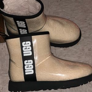 Women’s classic clear waterproof Beige boot. Great condition barely worn.